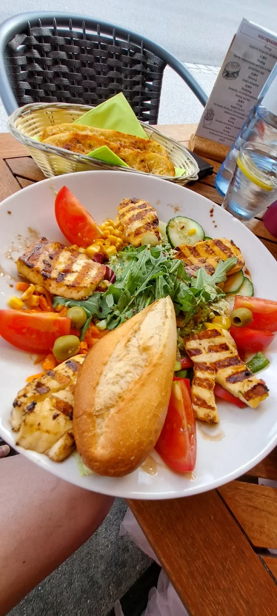 Salad Bowl Mit Gegrillten Halloumi