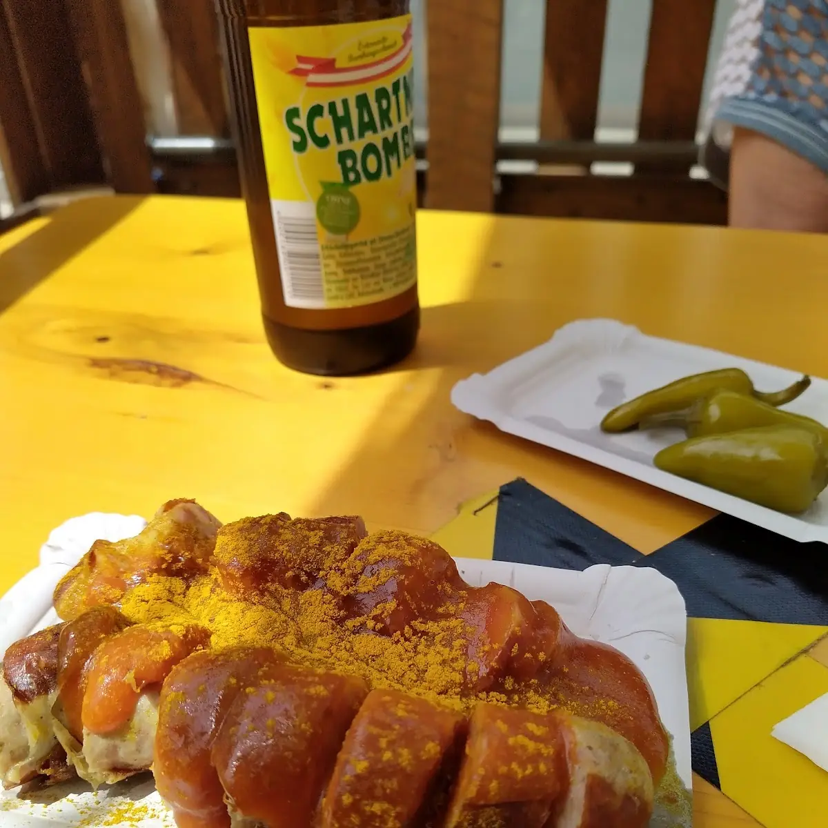 Scharfe Currywurst Mit Brot