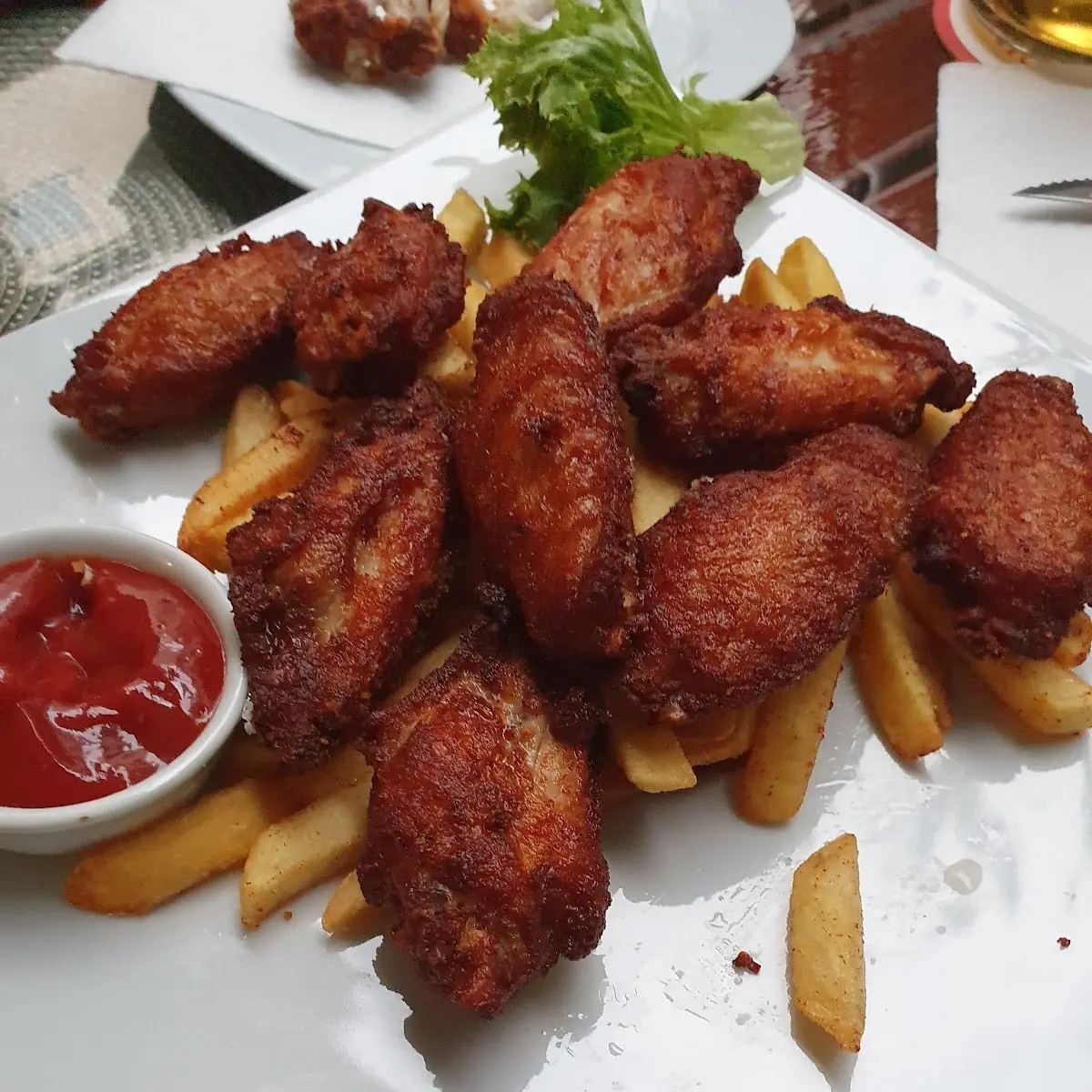 Chicken Wings Und Pommes