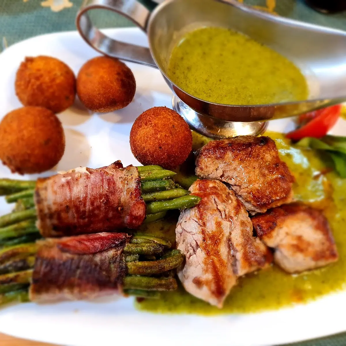 Schweinemedaillons Mit Speckfisolen Kroketten Und Bärlauchsauce