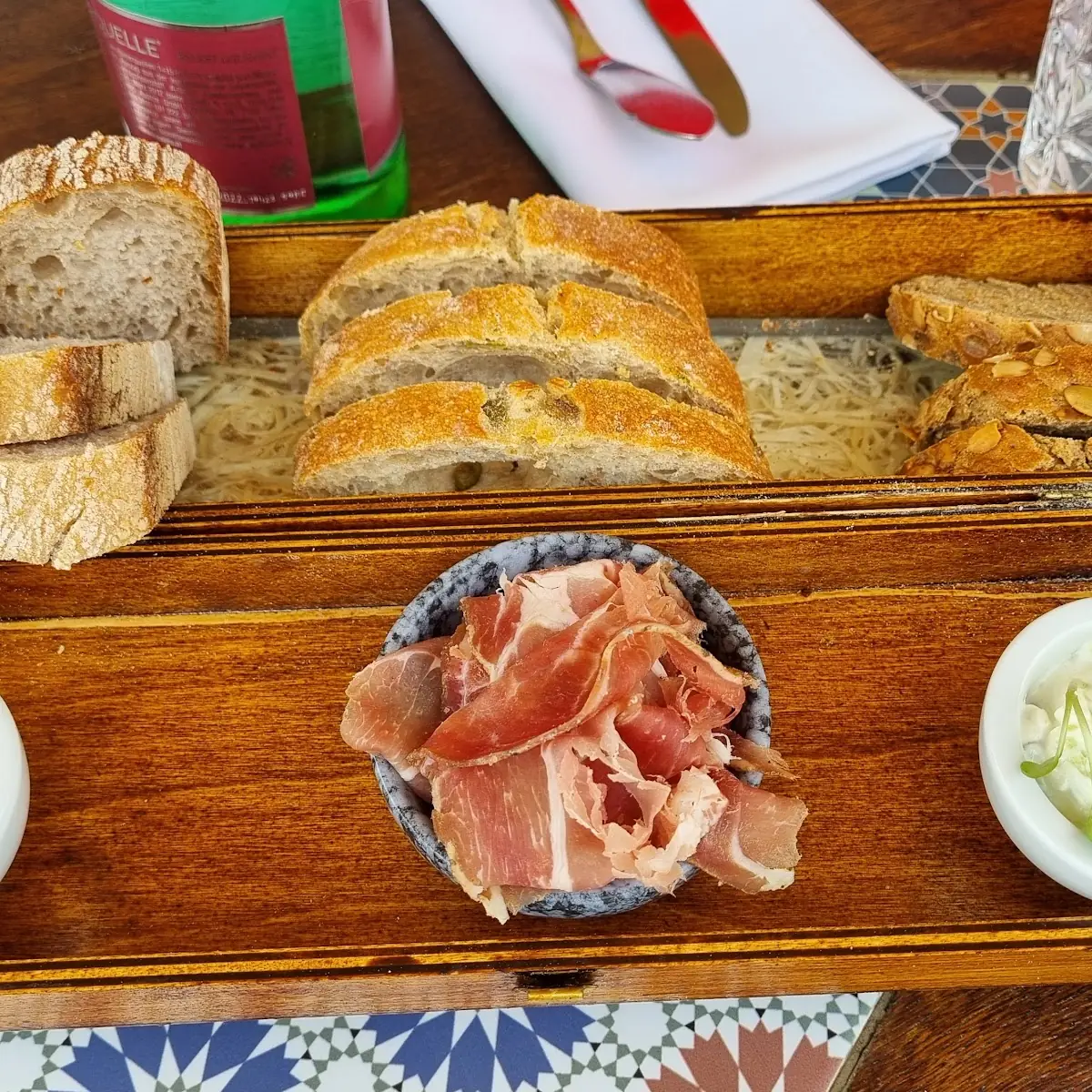 Gruß Aus Der Küche Selbstgebackenes Brot Aufstriche Und Speck