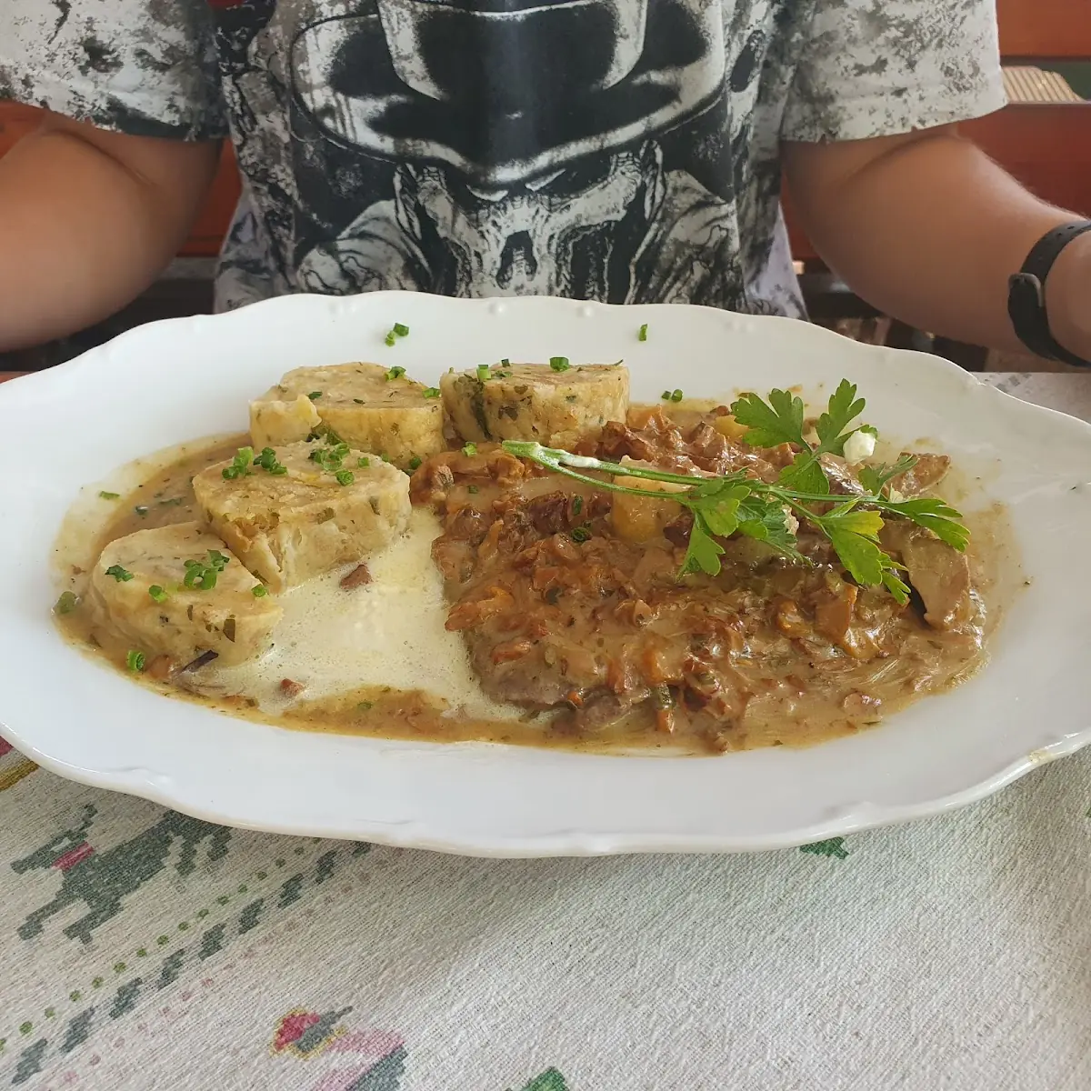 Rindschnitzel Mit Schwammerlsauce U Servettenknödel