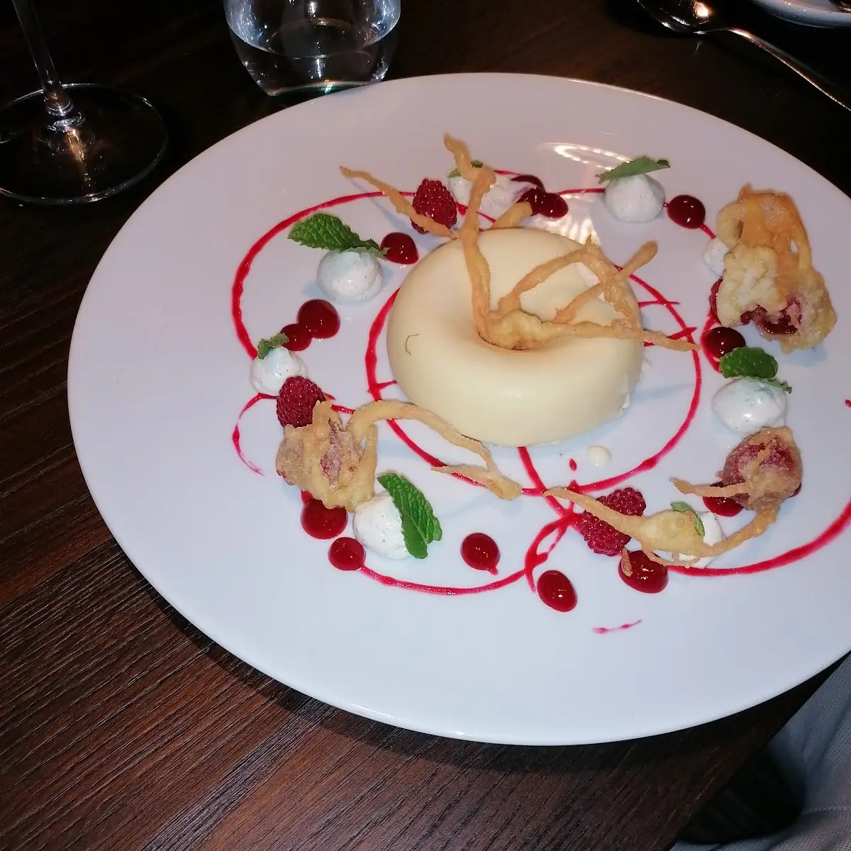 Mascarpone-parfait Mit Tempura Himbeeren