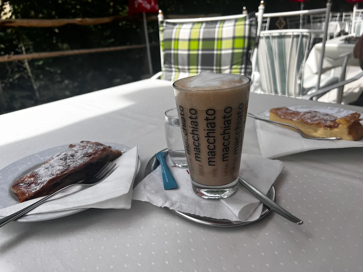 Shtrudel Traditional Apple Strudel
