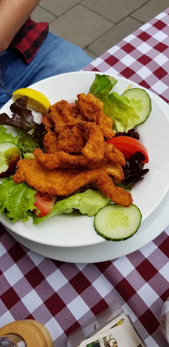 Gebackenen Hühnerbruststreifen Salat