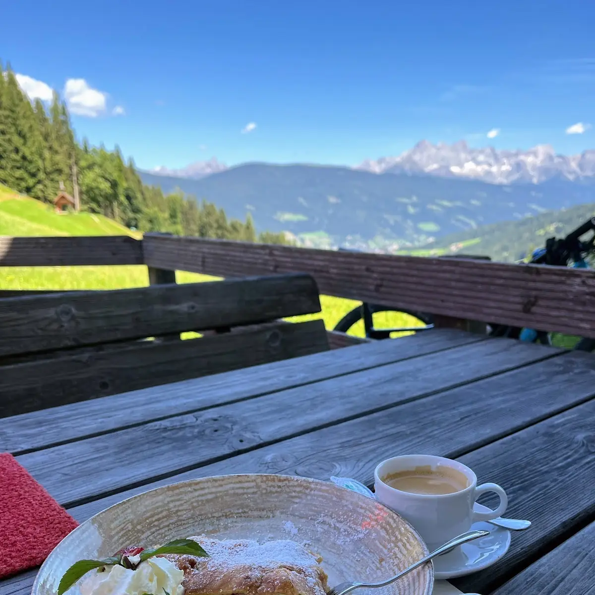 Apfelstrudel Mit Vanille Eis Und Sahne