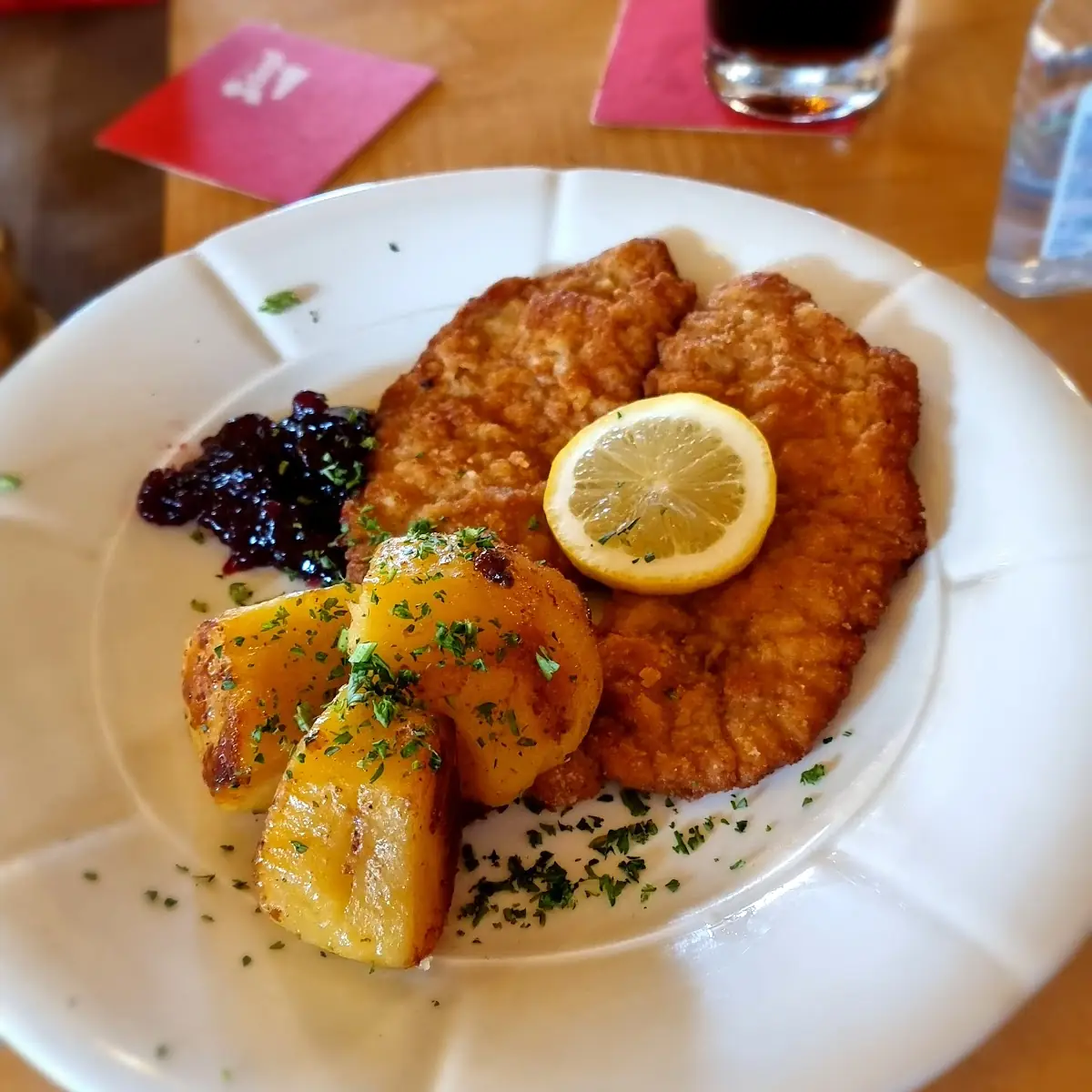 Cordonbleu Mit Preiselbeeren Und Kartoffeln