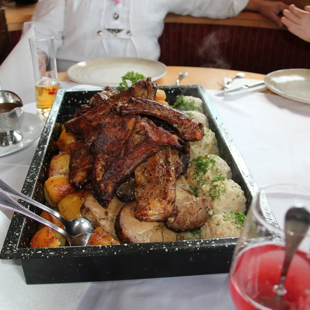 Gebratenes Allerlei Schweinebraten Bauch Fleisch Ripperl Sauerkraut Kartoffel Und Brotknödel