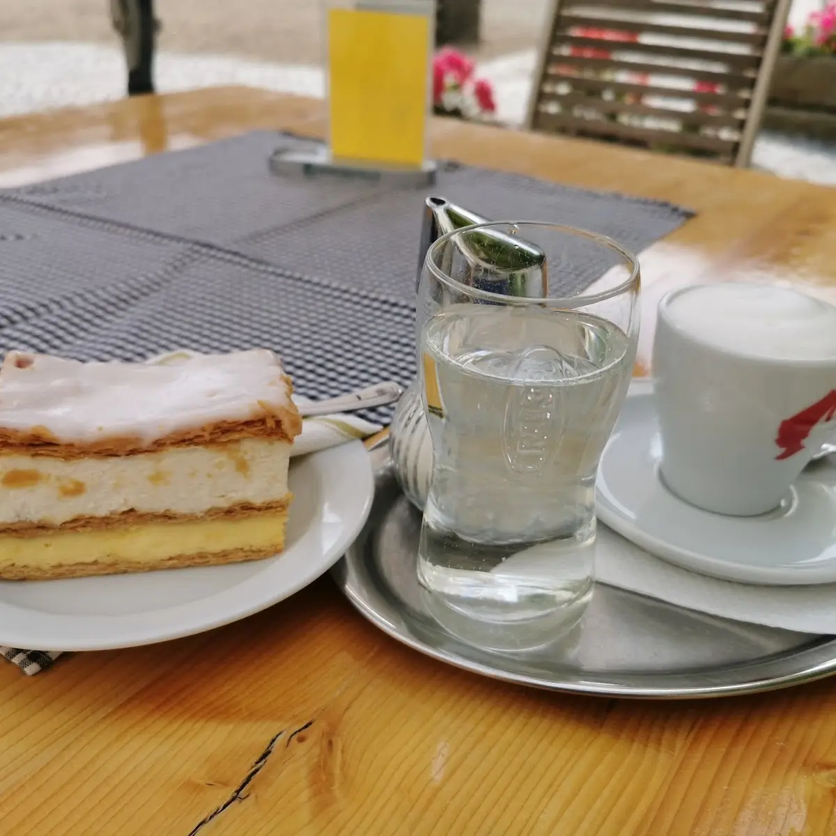 Cremeschnitte Und Melange