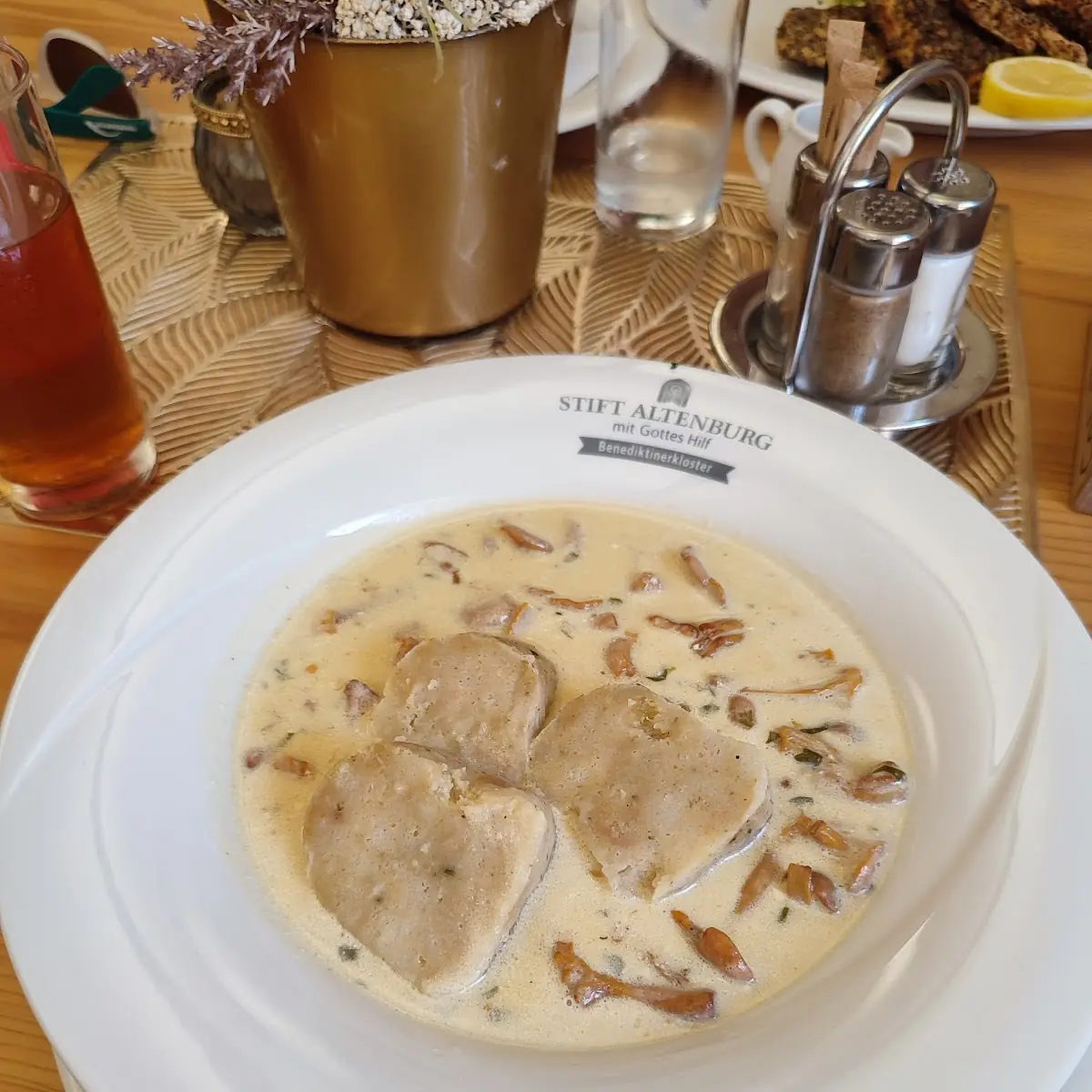Eierschwammerlsoße Mit Serviettenknödeln