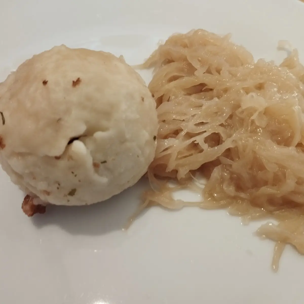 Selchfleischnödel Mit Sauerkraut