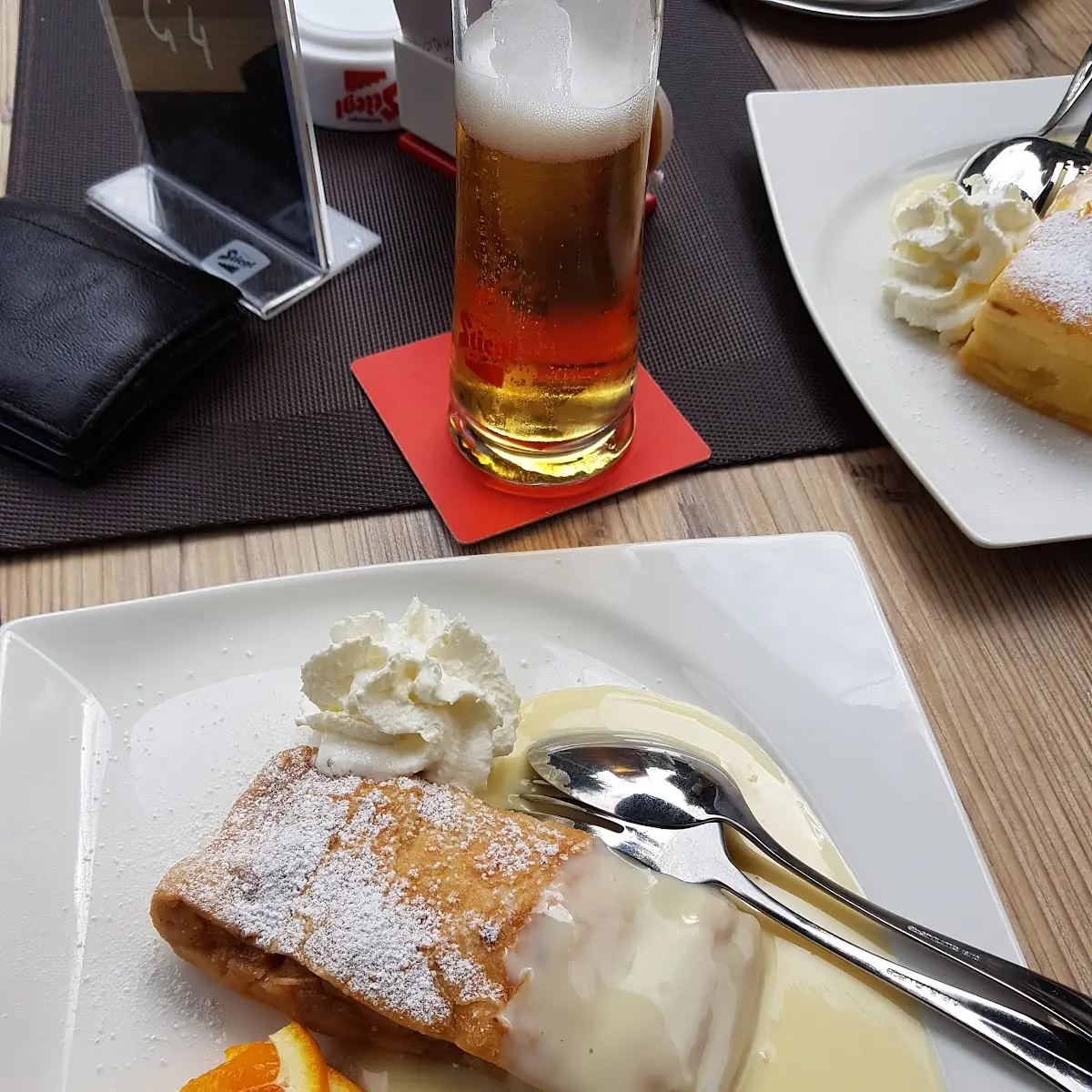Apfelstrudel Mit Sahne Und Vanillesauce