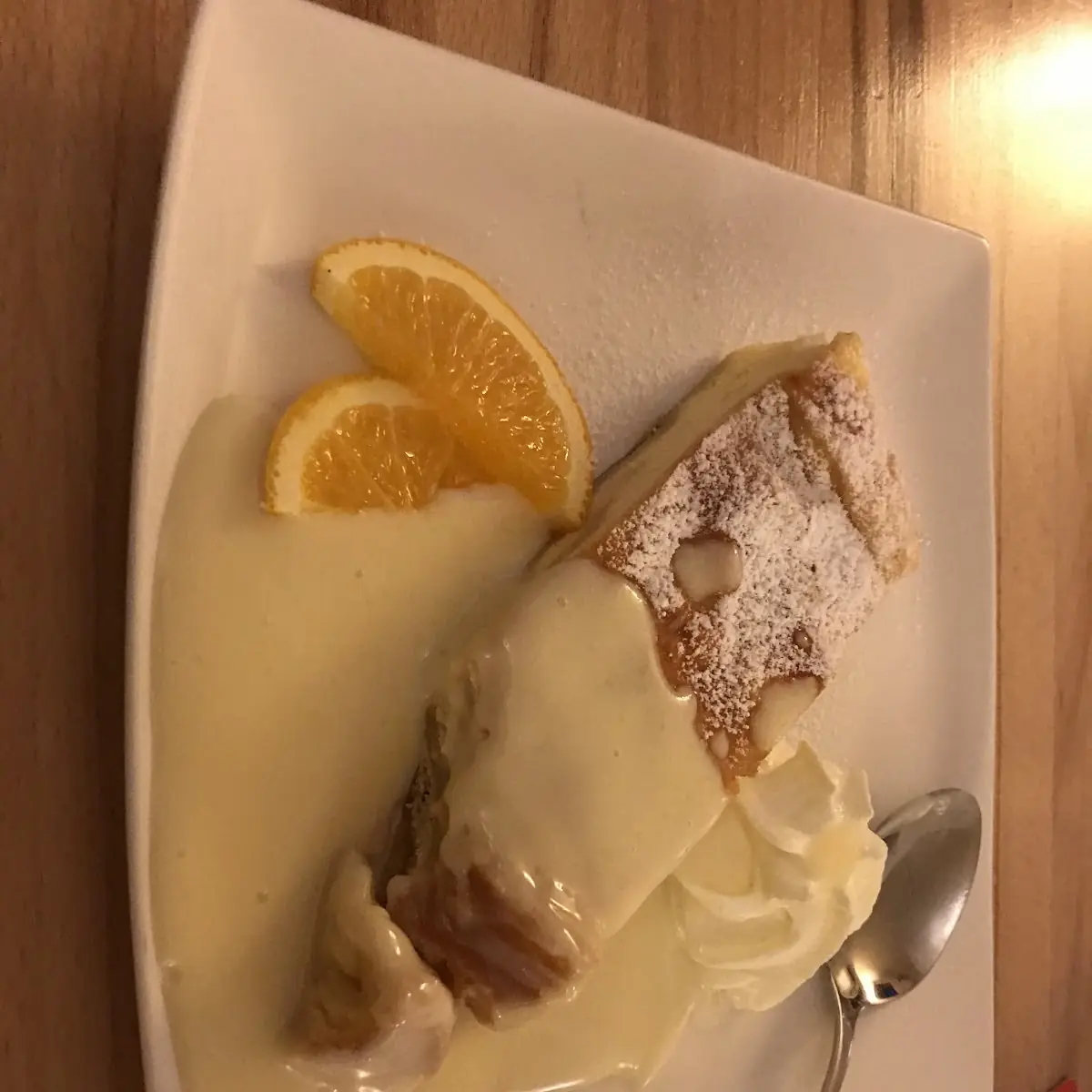 Topfenstrudel Mit Vanillesauce Und Sahne