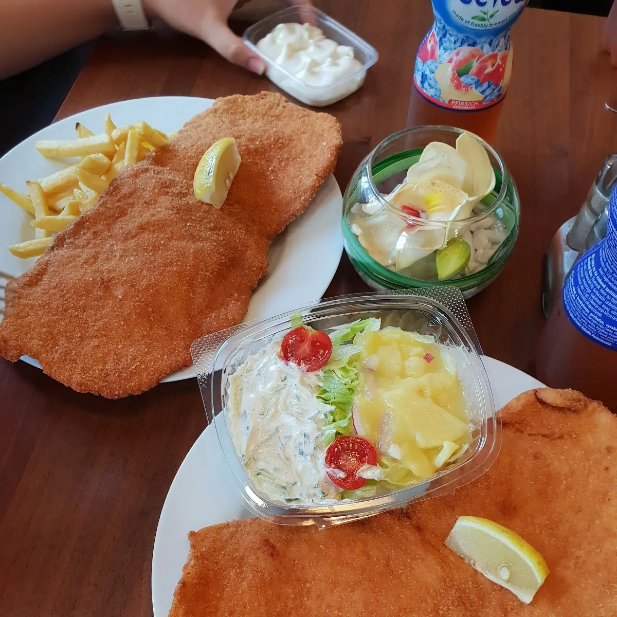 Schnitzel Paniert Mit Pommes Frites