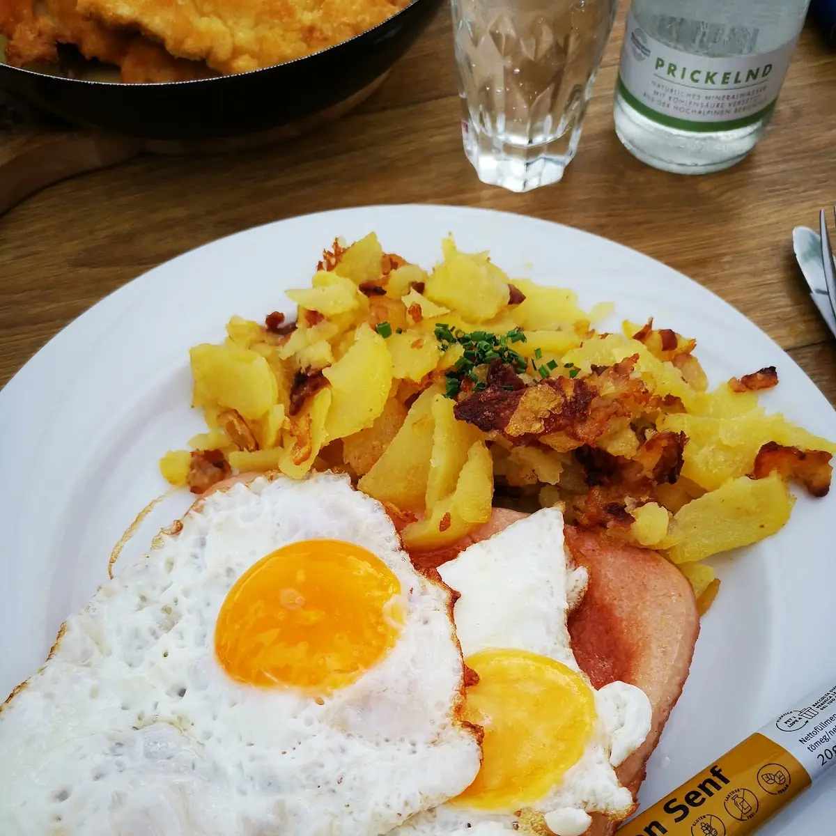 Leberkäse Mit 2 Spiegeleier Und Bratkartoffeln