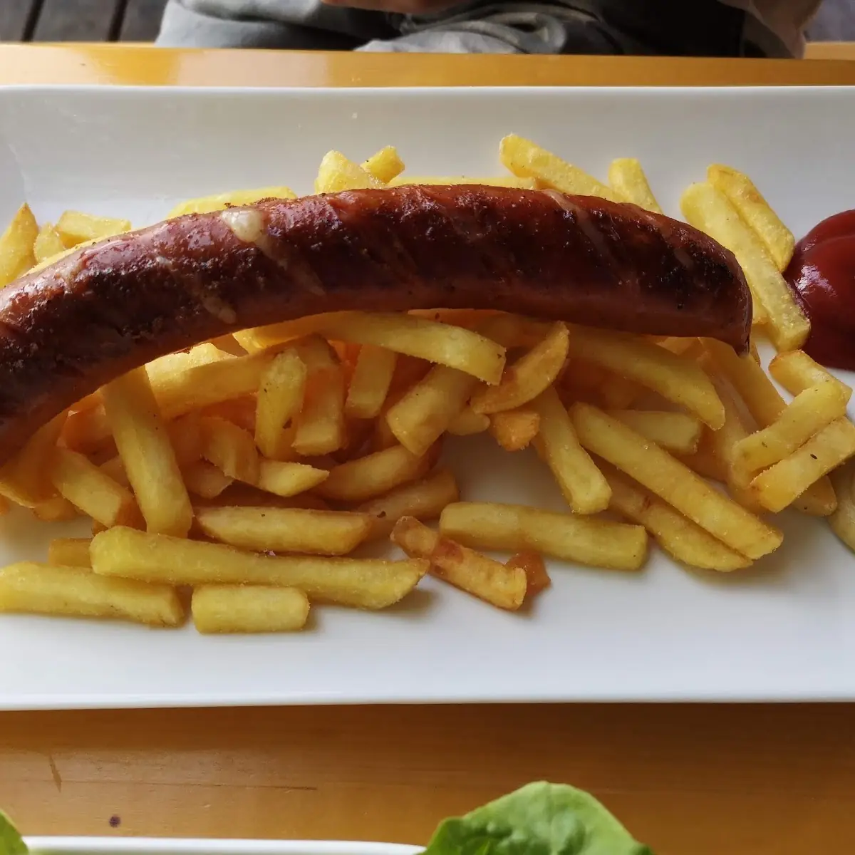 Käsekrainer Mit Pommes