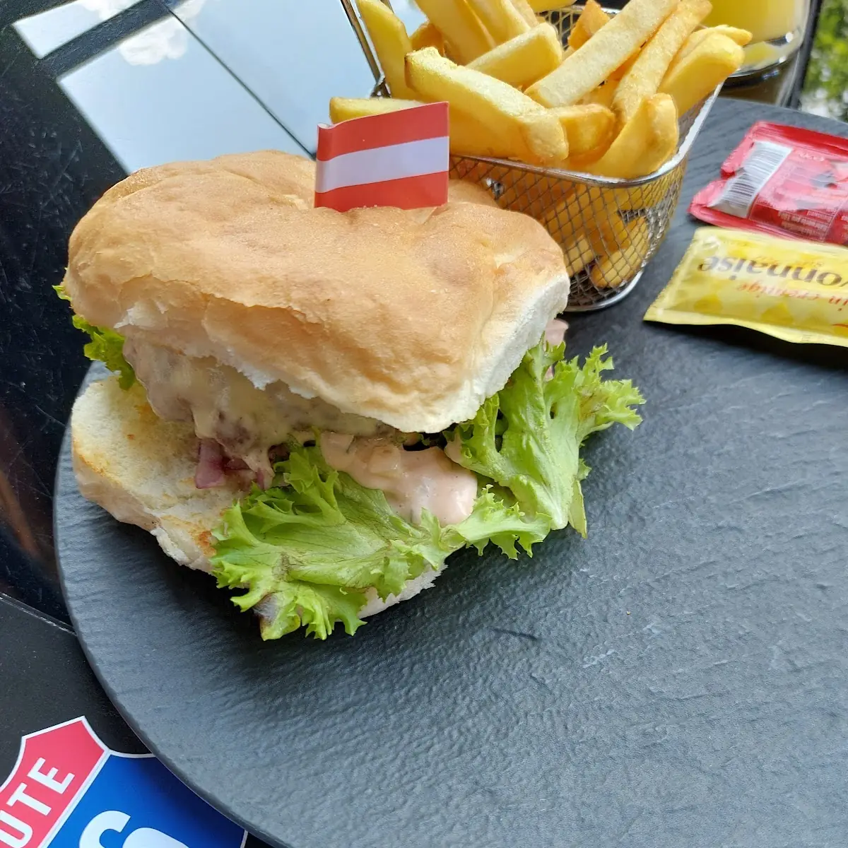 Cheesburger Mit Pommes Frites