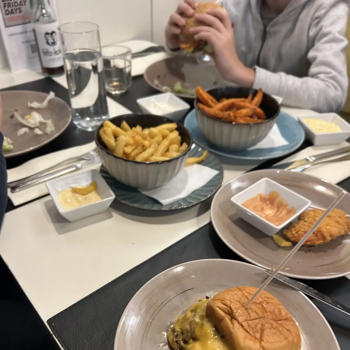 Highlights, Burger Lounge