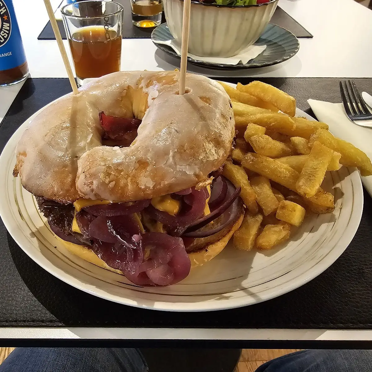 Momentum Burger Mit Pommes Frites, Burger Lounge