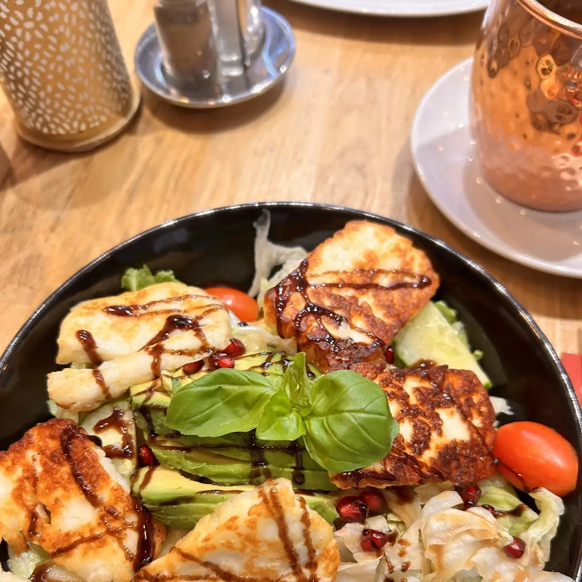 Avocado Halloumi Salat