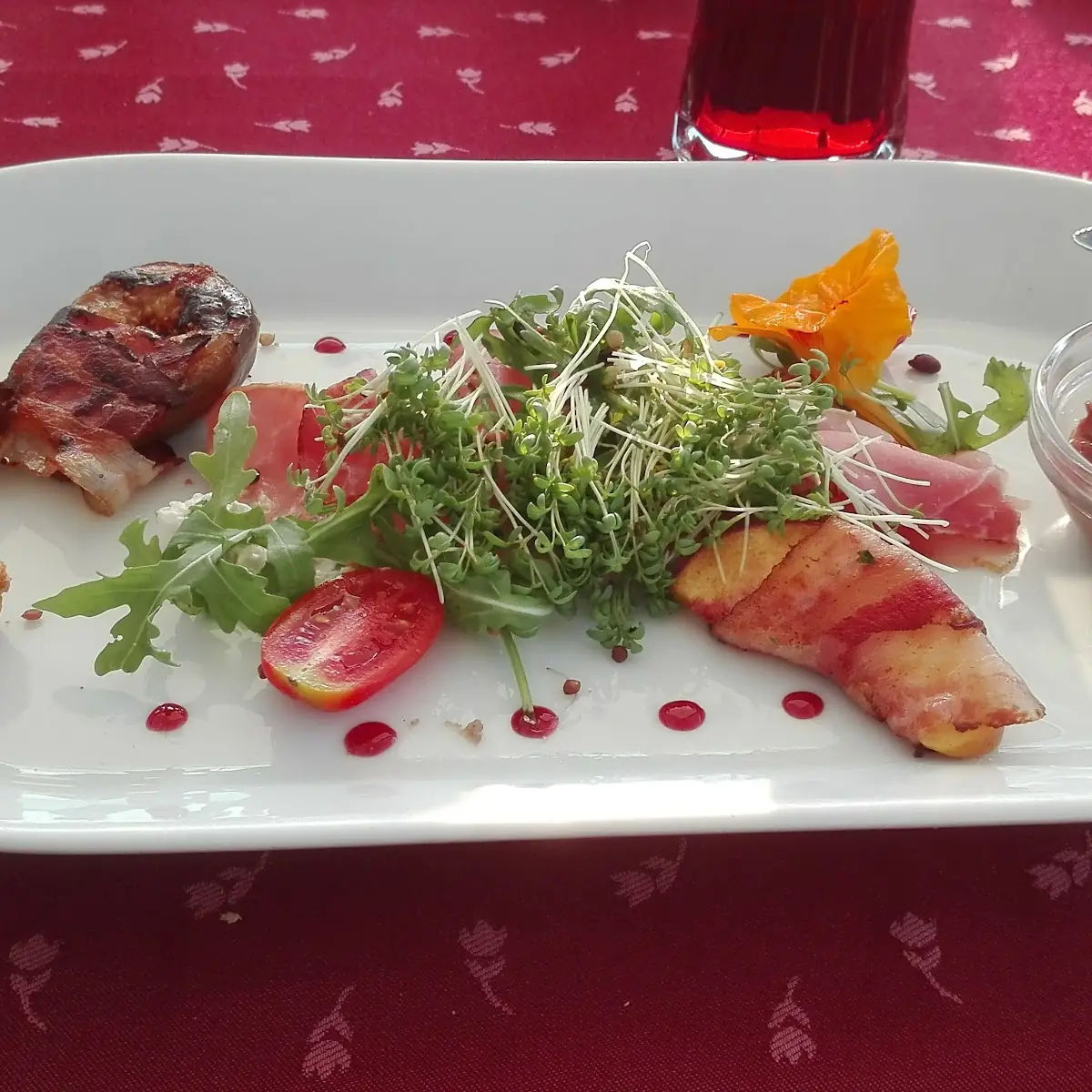 Forschungen Auf Rukola Mit Feige Und Pfirsich Im Speckmantel