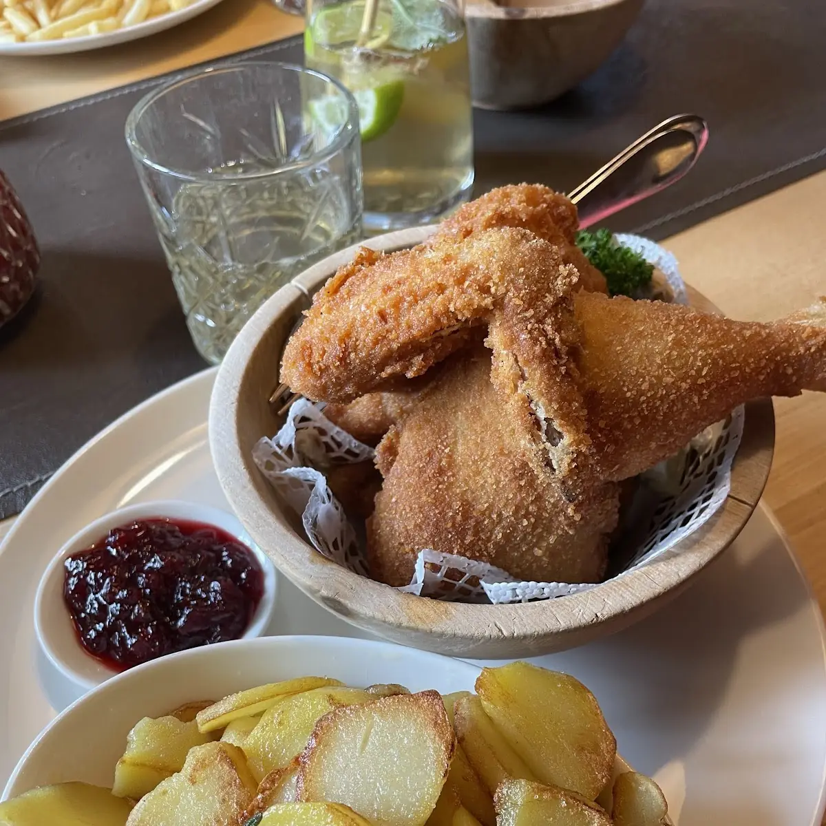 1 2 Backhendl Mit Bratkartoffeln