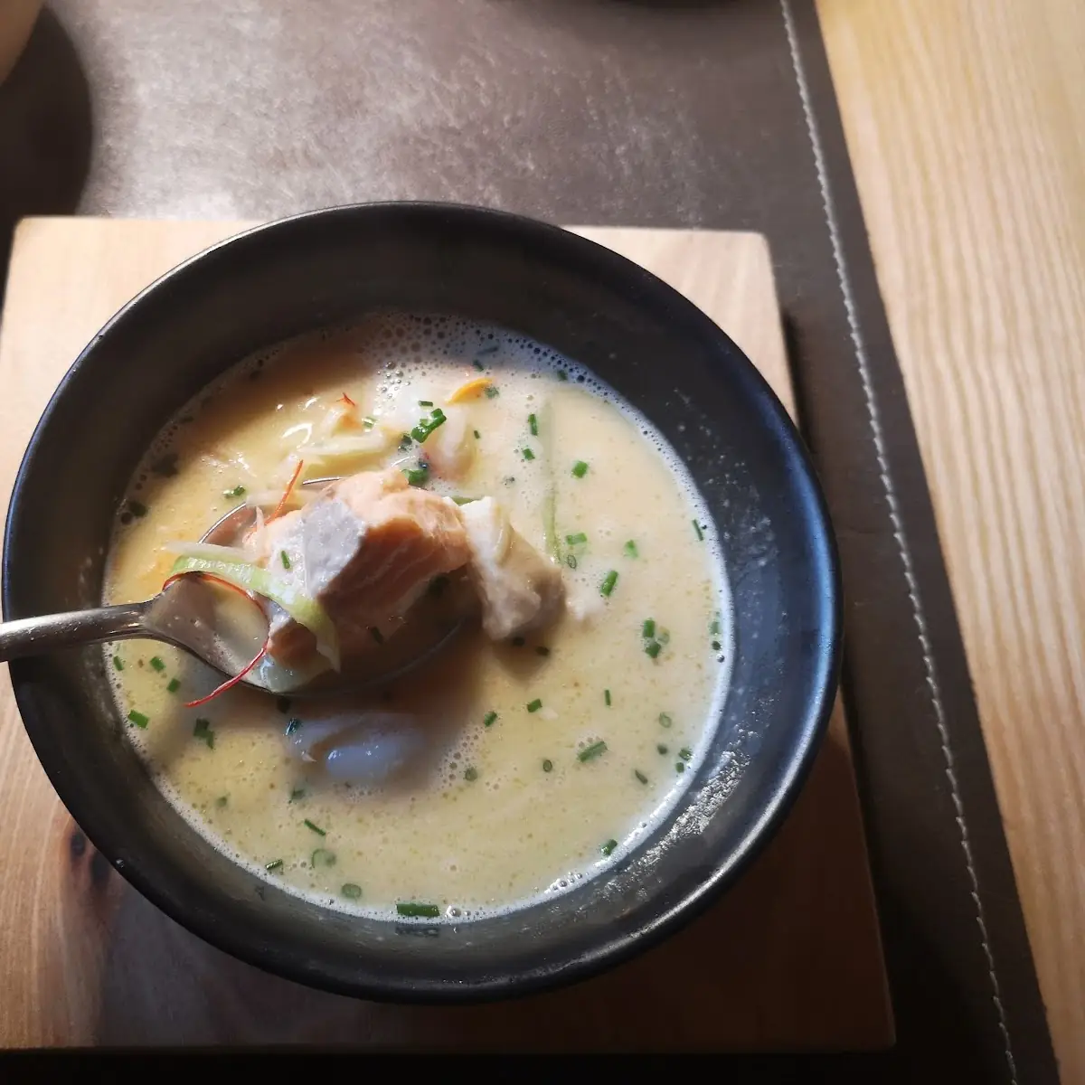 Geschäumtes Fischsuppe