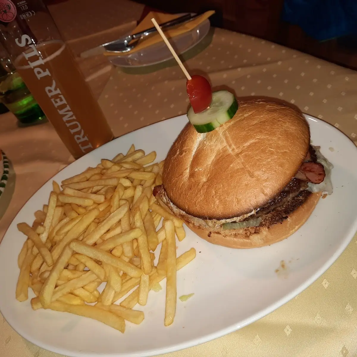 Hausburger 180g Mit Pommes