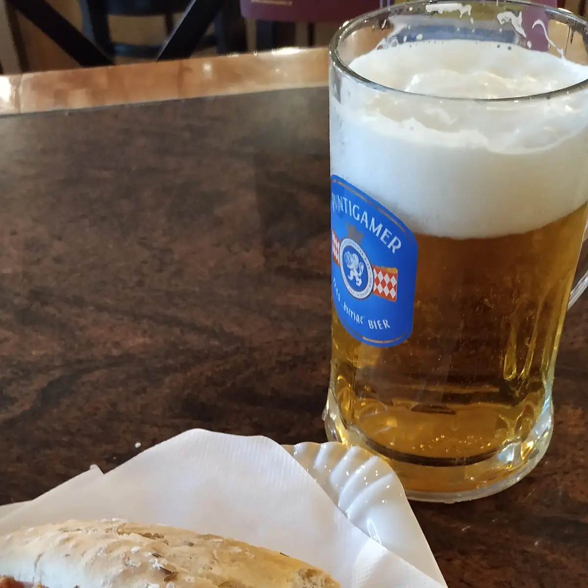 Salzweckerl Mit Käseleberkäse Und Bier