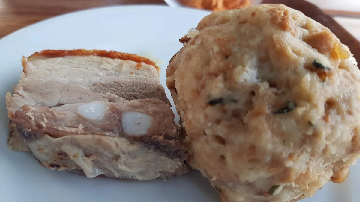 Stück Vom Schweinebraten Und Ein Semmelknödel