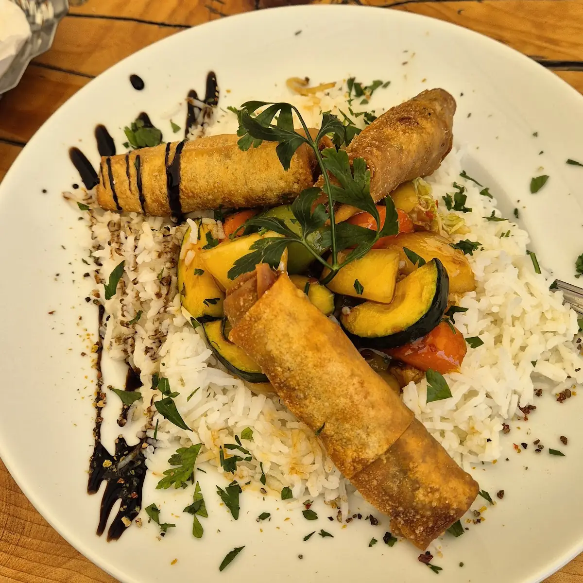 Reis Asiatisch Mit Frühlingsrollen