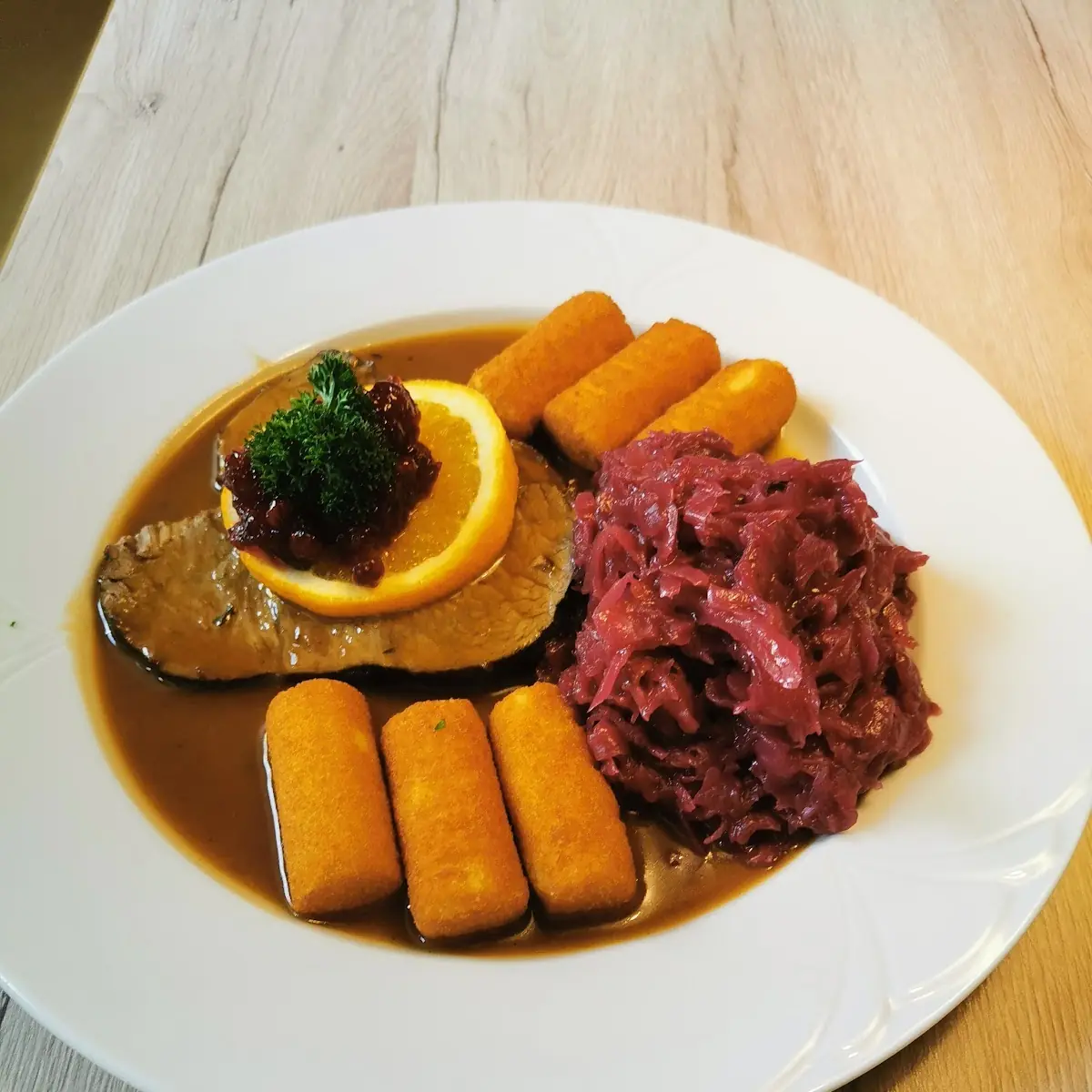 Rinderbraten Mit Rotkohl Und Kroketten