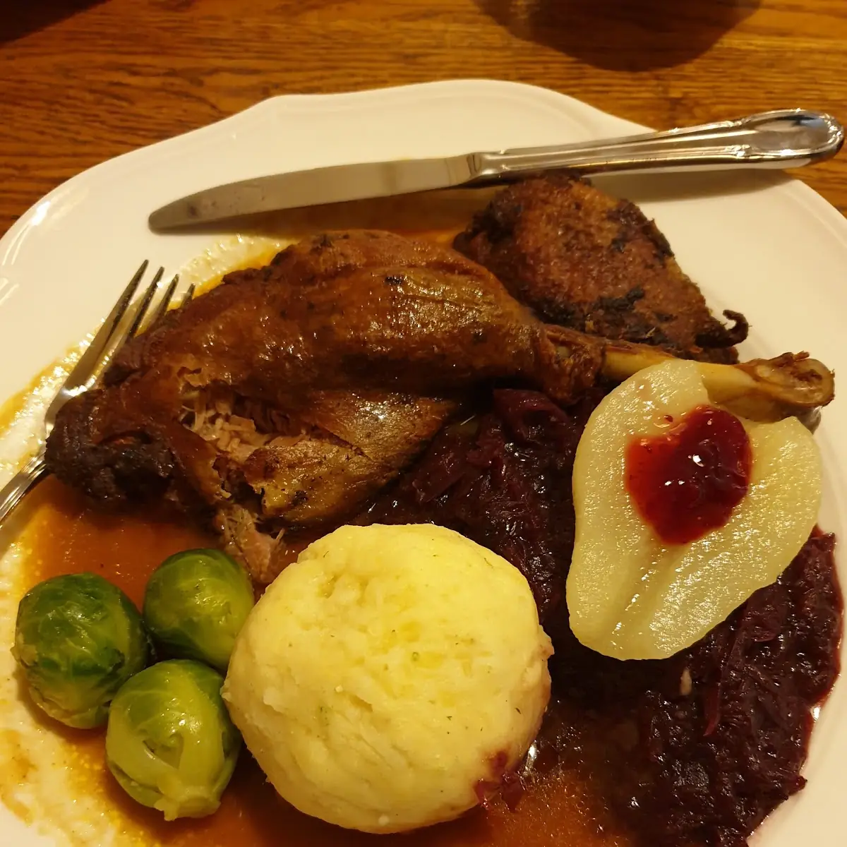 Gebratene Ente Mit Kartoffelknödel Und Rotkraut