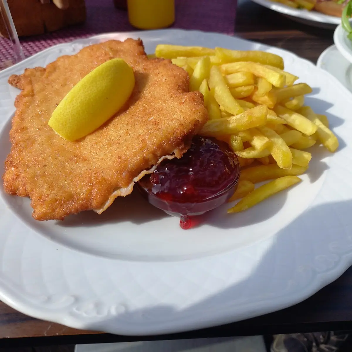 Wiener Schnitzel Vom Schwein Mit Pommes Und Preiselbeeren