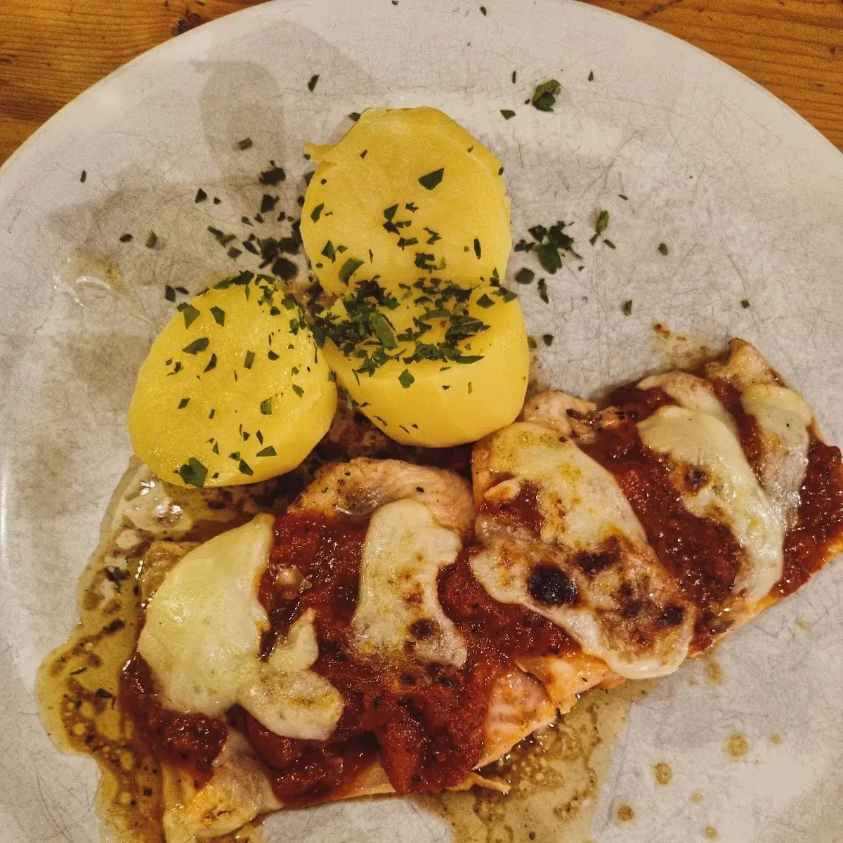 Lachsforelle Mit Tomaten-oliven Mozzarella