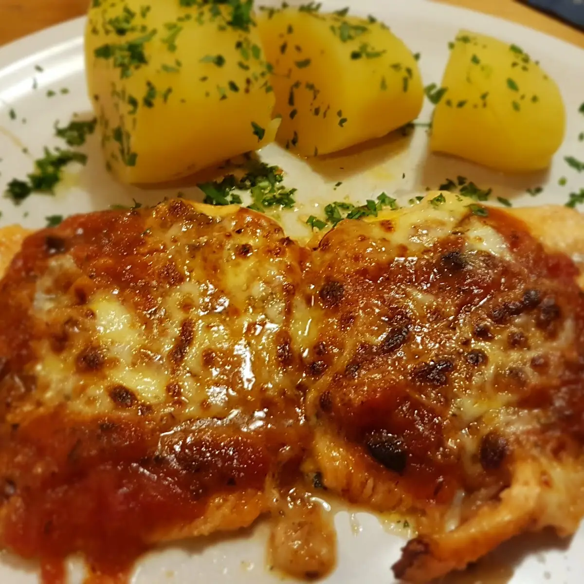 Überbackenes Lachsforellenfilet Mit Tomaten-oliven Sauce Und Mozzarella