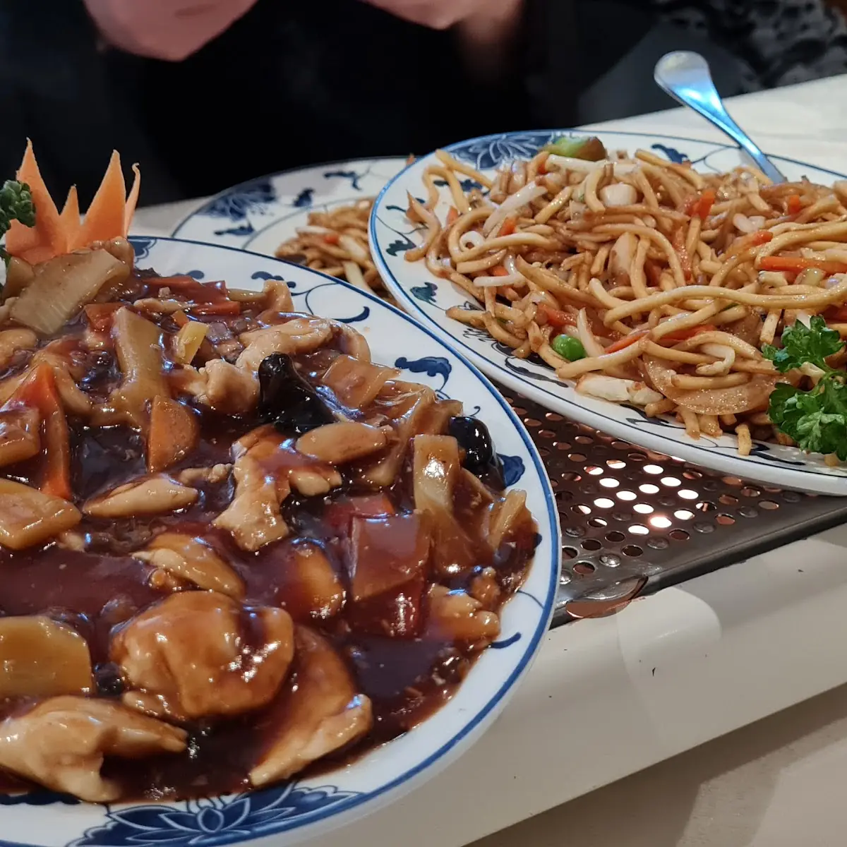 Huhn Nach Szechuan Art Gebratene Nudeln Mit Gemüse