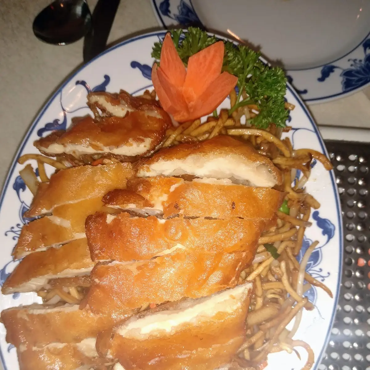 Knuspriges Huhn Mit Gebratenen Nudeln