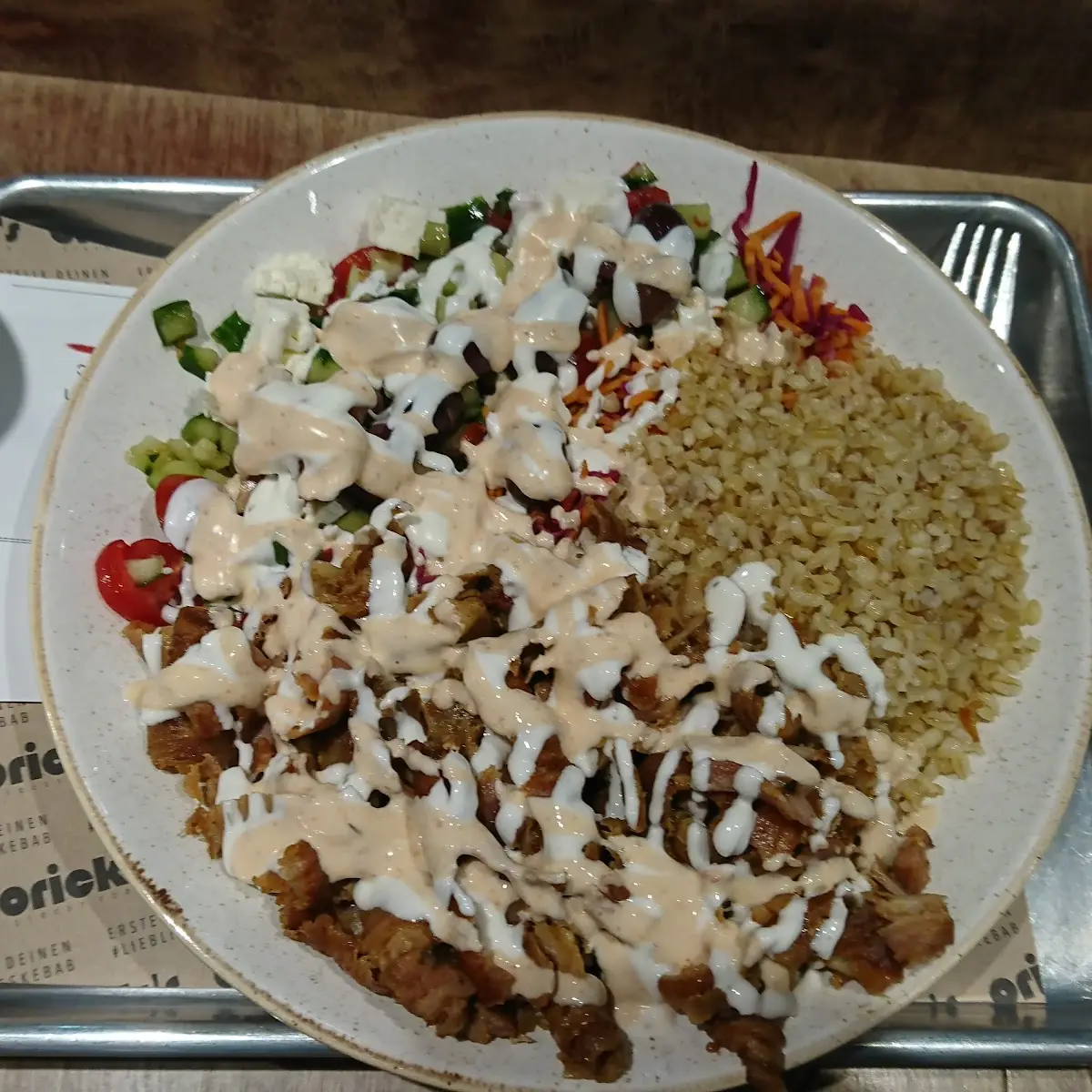 Kebab La Farfurie Cu Salată Și Orez