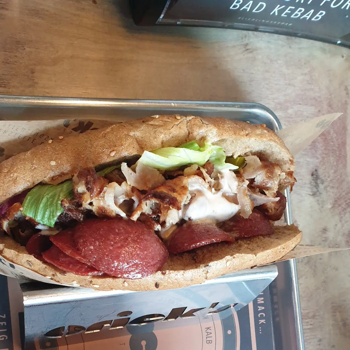 Vollkorn Brot Kebab Mit Kalb Suzuk Salat Pfefferoni Red Chili Sauce