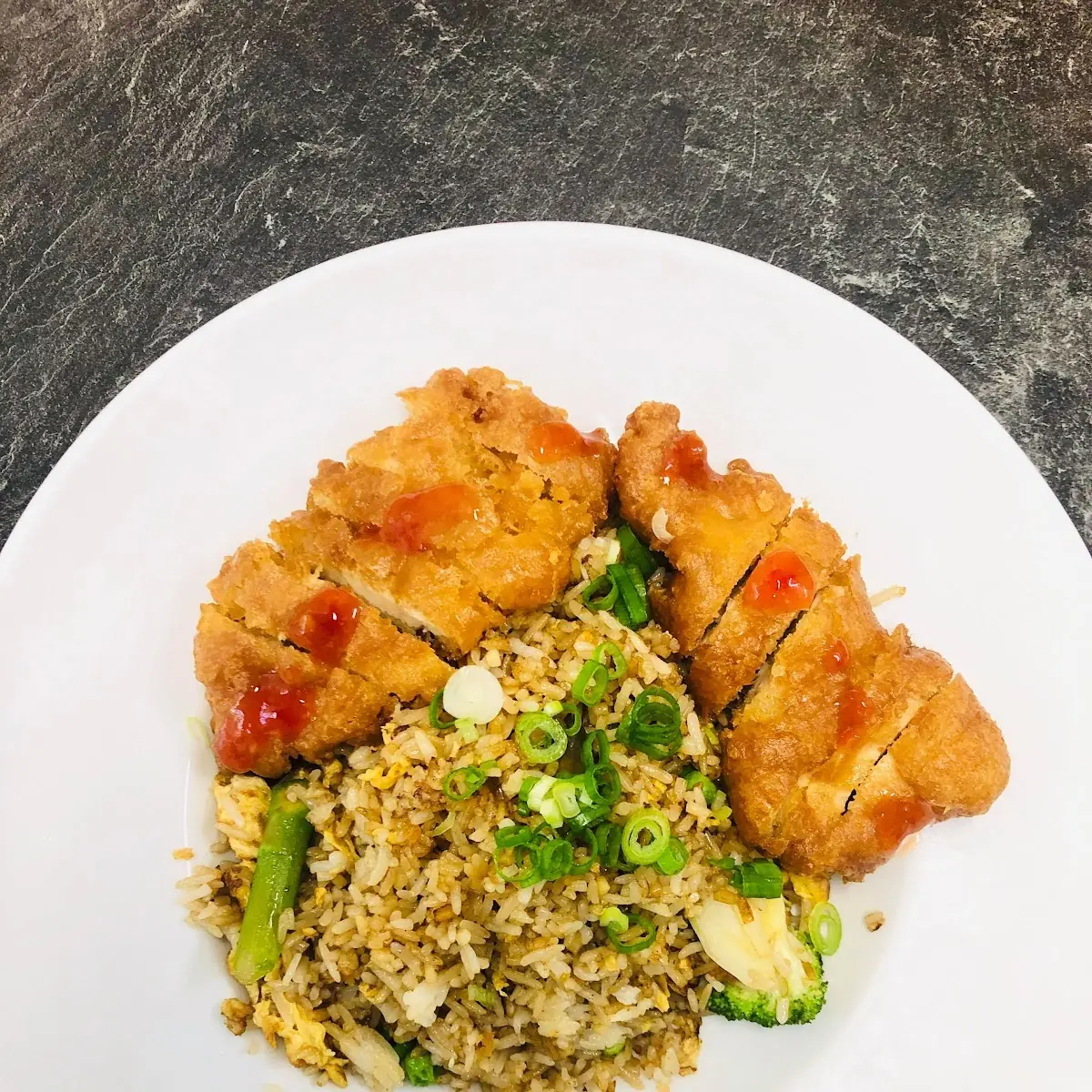 Gebratener Eierreis Mit Knusprigem Huhn