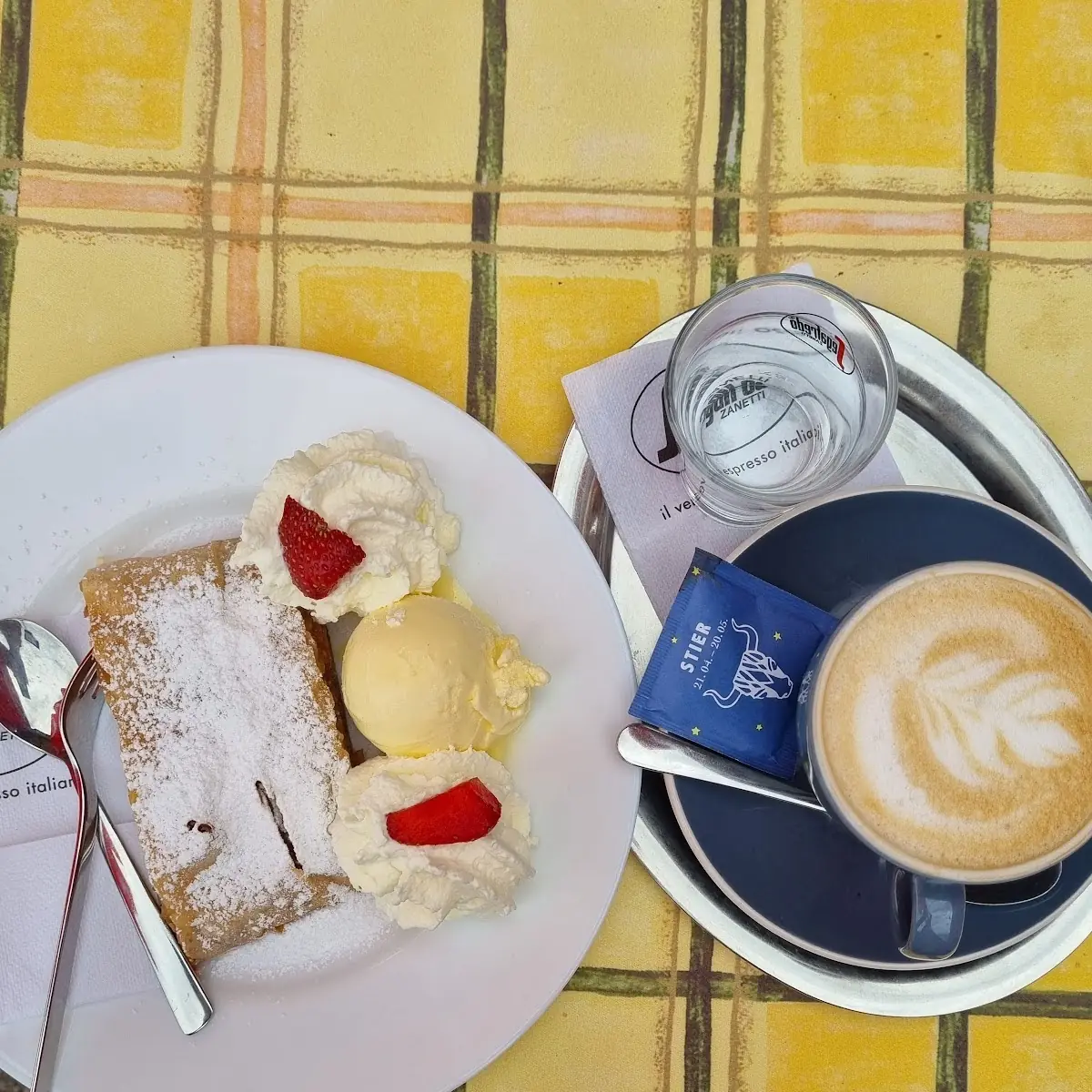 Apfelstrudel Mit Vanilleeis
