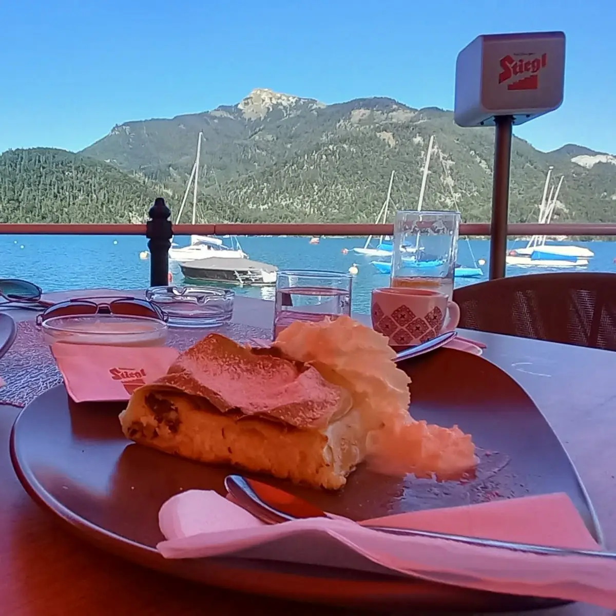 Topfen Oder Apfelstrudel Mit Vanillasauce