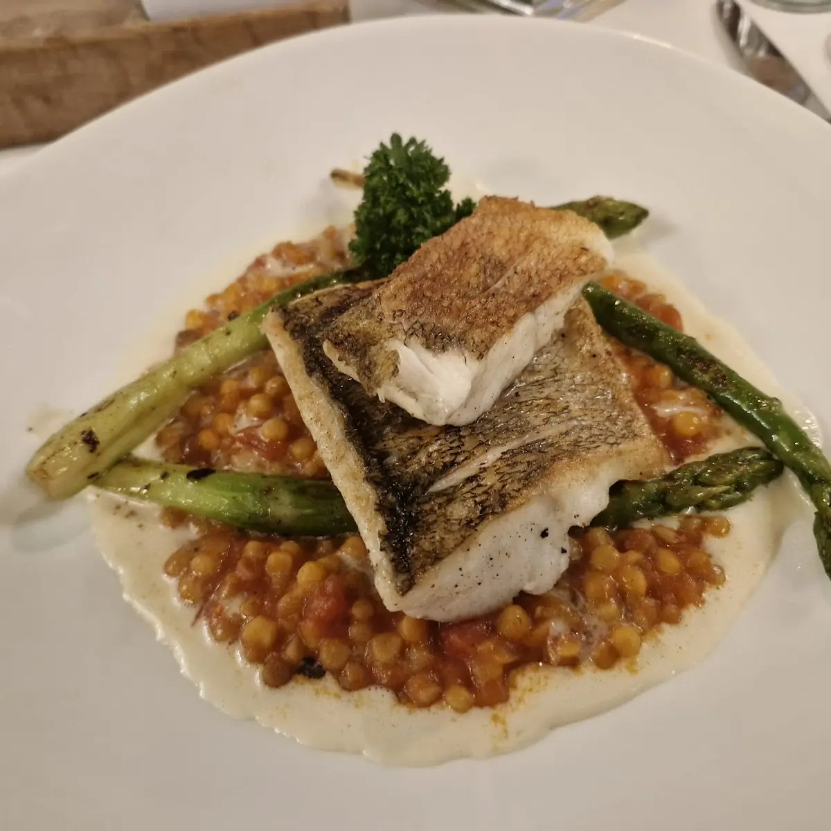 Gebratenes Zanderfilet Grüner Spargel & Tomaten-fregola Sarda