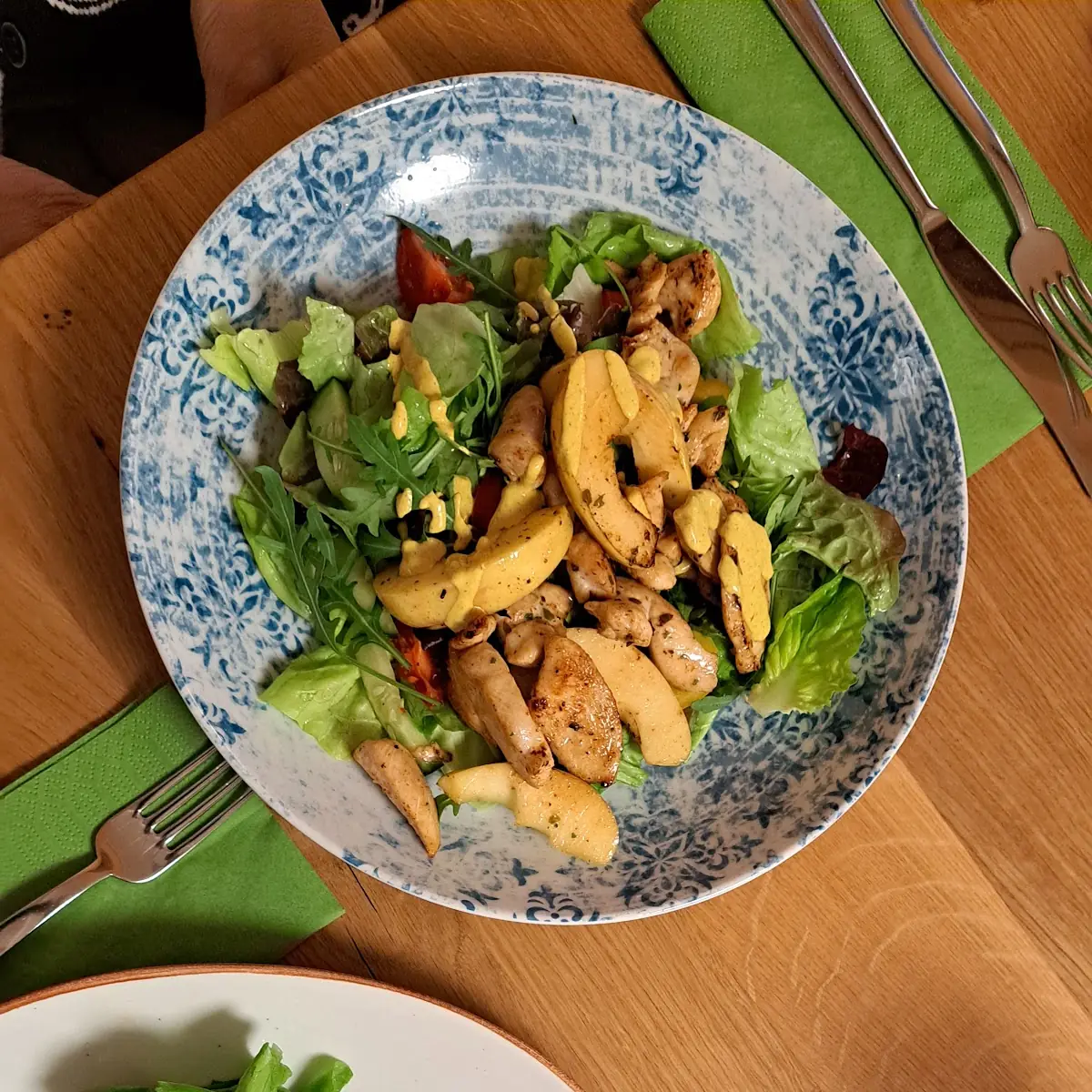 Käselaibchen Mit Rahmdip Und Blattsalat Apfel-hühnersalat Mit Currydressing