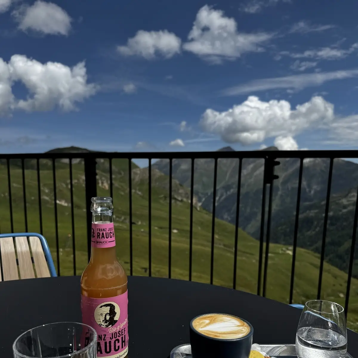 Cappuccino Und Rhabarbersaftschorle