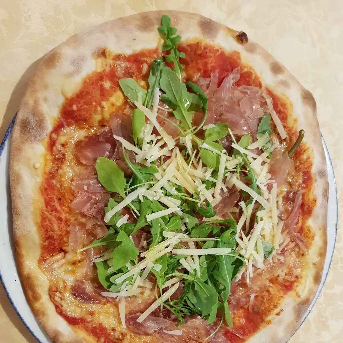 Pizza Mit Frischem Ruccola