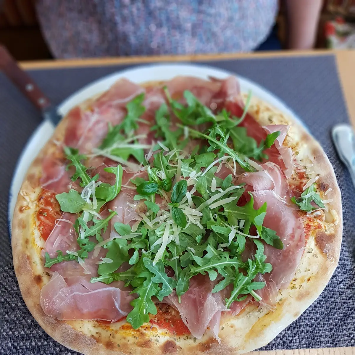 Pizza Mit Rohschinken Und Ruccola