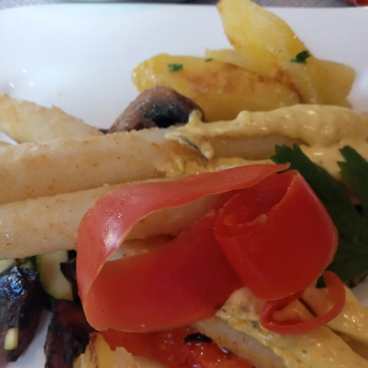 Spargel Mit Gemüse Kartoffeln Und Sauce Bernaise