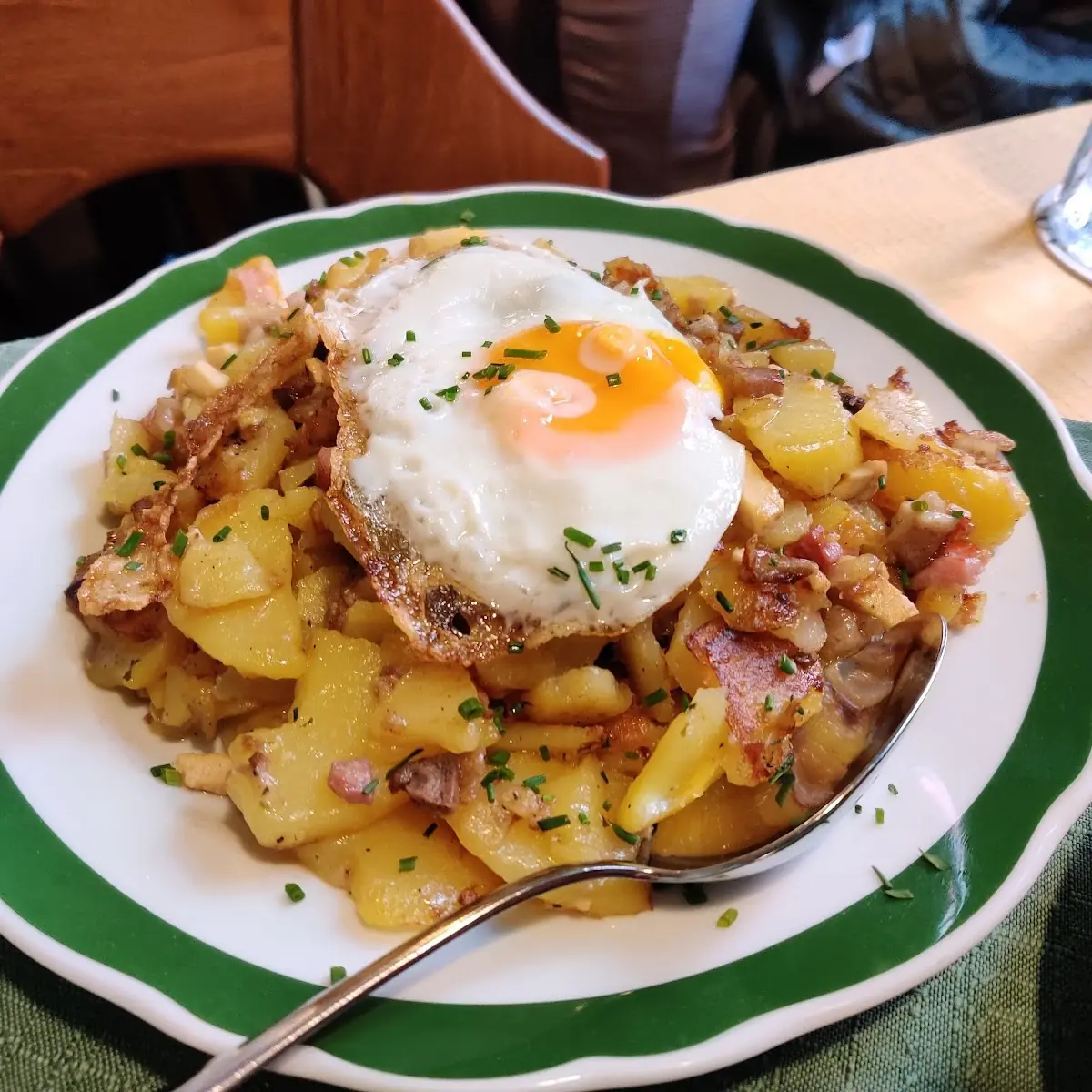 Tiroler Gröstl Mit Spiegelei Und Krautsalat